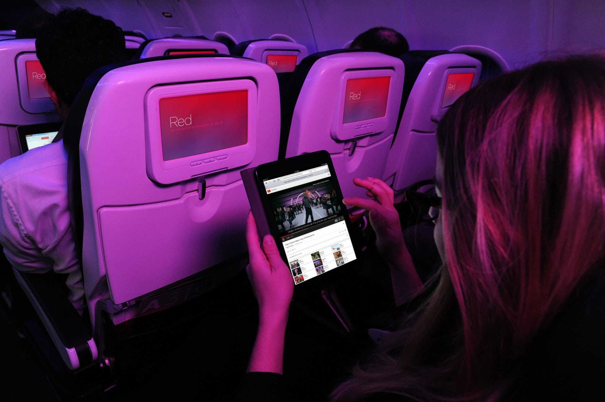 Развлечения на борту. Самолёты с планшетами. Wi-Fi в самолёте. WIFI В самолете. Интернет в самолете.